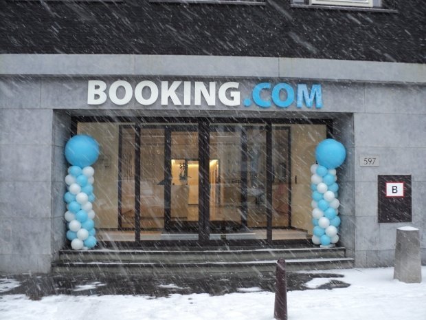 Booking.com gevelreclame in Amsterdam geleverd door Haaxman Lichtreclame