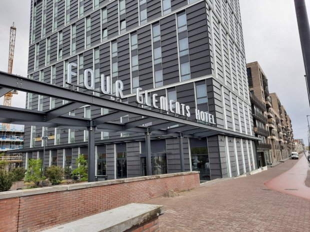 Luifelreclame voor Four Elements Hotel in Amsterdam geleverd door Haaxman Lichtreclame uit Mijdrecht