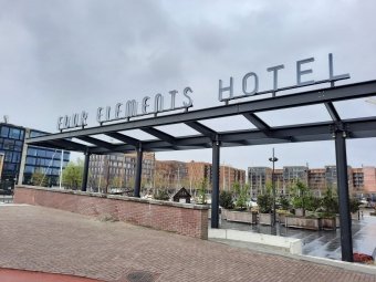 Haaxman Lichtreclame levert de luifeltekst voor Four Elements Hotel te Amsterdam