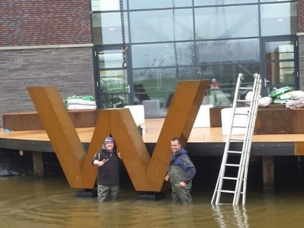 Corthen Stalen W voor Westpoort in het water geplaatst door Haaxman Lichtreclame uit Mijdrecht