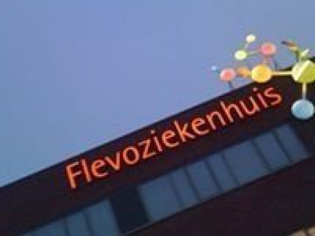 Flevoziekenhuis voorzien van speciale gevelreclame op het dak door Haaxman Lichtreclame