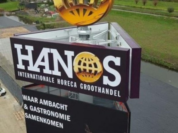 Hanos reclamemast in Delft voorzien van meerdere doekbakken en met draaiende wereldbol door Haaxman Lichtreclame
