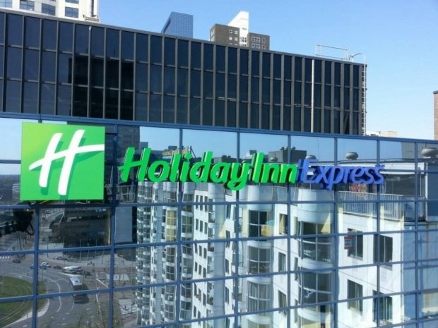 HolidayInn Express hotel is zichtbaar en vindbaar in Amsterdam door Haaxman Lichtreclame