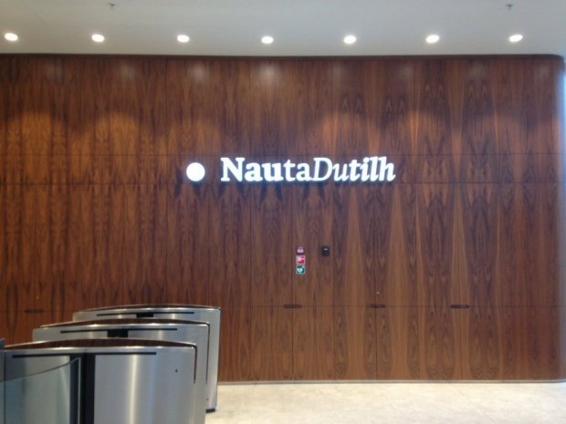 Interne lichtreclame voor NautaDutilh geleverd en gemonteerd door Haaxman uit Nederland
