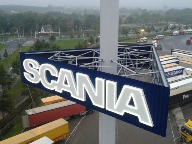 Scania lichtbak bevestigd aan reclamemast door Haaxman Lichtreclame