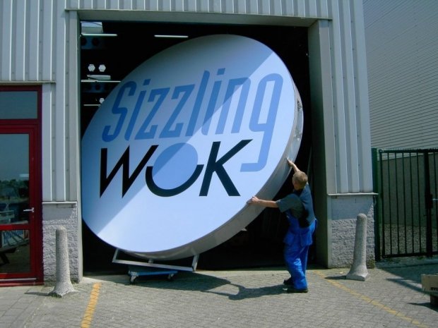 Sizzling Wok ook voorzien van een lichtbak met doek voor de Foodstrip in Amsterdam door Haaxman Lichtreclame