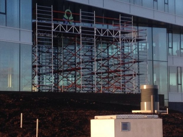 Bezig met de montage van de gevelbelettering van het nieuwe hoofdkantoor van Vreugdenhil in Nijkerk geleverd door Haaxman Lichtreclame uit Mijdrecht