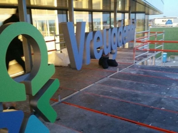 Close-up van de geveltekst boven de entree van het nieuwe hoofdkantoor van Vreugdenhil in Nijkerk geleverd door Haaxman Lichtreclame uit Mijdrecht