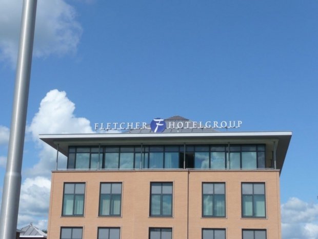 Daktekst geleverd aan Fletcher Hotels hoofdkantoor in Vianen door Haaxman Lichtreclame uit Mijdrecht