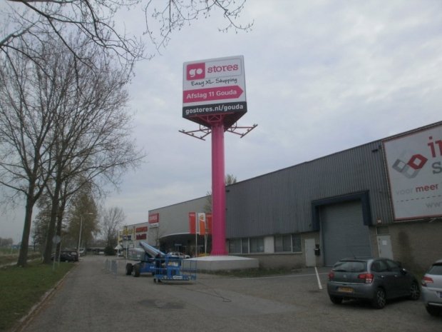 De gehele mast die is geproduceerd en gemonteerd voor Go Stores uit Gouda door Haaxman Lichtreclame uit Mijdrecht