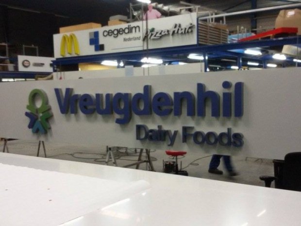 De gevelreclame van Vreugdenhil uitgevoerd in profiel 6 met gaatjesfolie onverlicht bij Haaxman Lichtreclame uit Mijdrecht