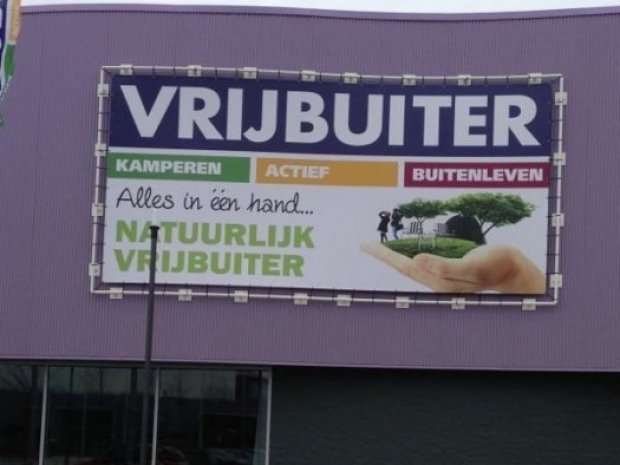 Frame spandoek geleverd door Haaxman Lichtreclame voor Vrijbluiter in de Go Stores in Gouda