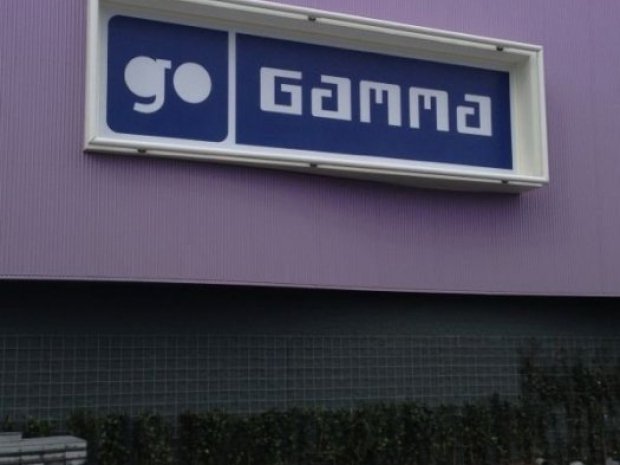 Gamma voorzien van de gevelbelettering in Go Stores Gouda door Haaxman Lichtreclame