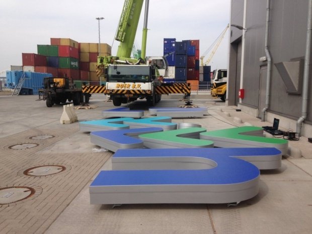 Gevelreclame klaar voor de montage voor het nieuwe hoofdkantoor van Vreugdenhil in Nijkerk gemonteerd en geleverd door Haaxman Lichtreclame uit Nederland