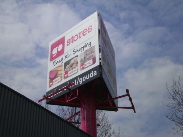 Mast van Go Stores in Gouda geleverd door Haaxman Lichtreclame en voorzien van meerdere full colours die aangelicht worden