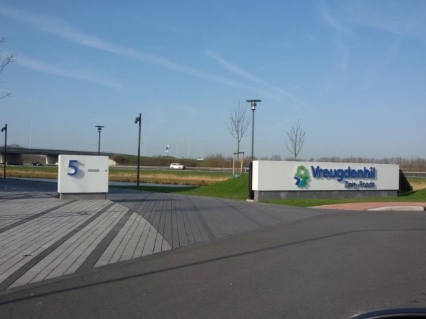 Reclame op het terrein van Vreugdenhil voor het nieuwe hoofdkantoor in Nijkerk geleverd door Haaxman Lichtreclame